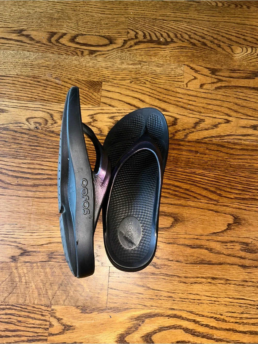 OOFOS Women’s OOriginal Metallic Purple Black Recovery Sandals Size 9